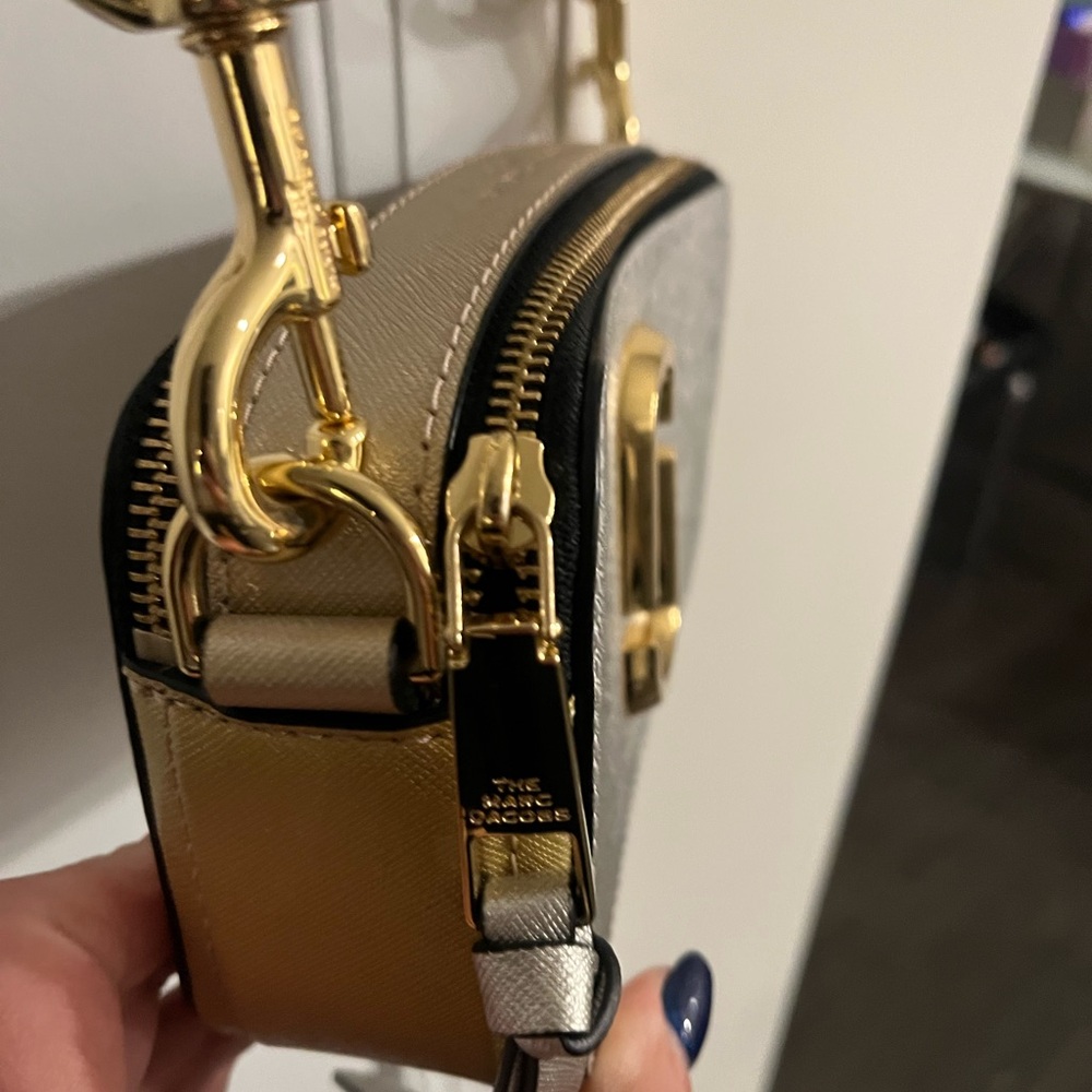 Marc Jacobs Silver/ Gold Metallic Snapshot Crossbody Camera Bag NWOT - Picture 3 of 16